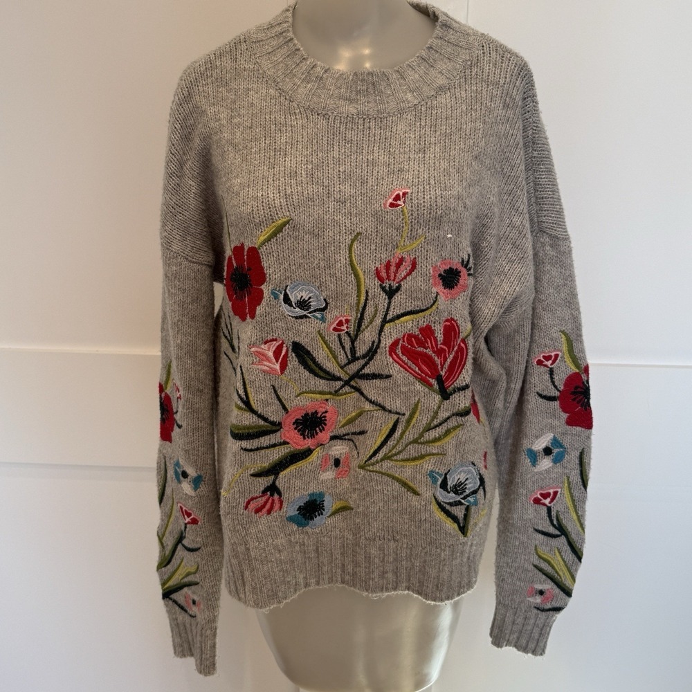 Romeo + Juliet Couture Gray Floral Embroidered Sweater Cottage Core Boho Size S